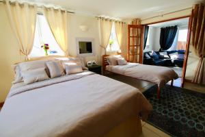 Ένα ή περισσότερα κρεβάτια σε δωμάτιο στο Bunny Meadows Holiday Farmhouse near Carmarthen & Pembrokeshire