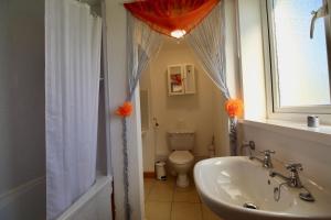 Ένα μπάνιο στο Bunny Meadows Holiday Farmhouse near Carmarthen & Pembrokeshire +60 φωτογραφίες