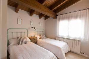 Dos camas en una habitación con ventana. en Senda del Cabrerizo, en Albarracín