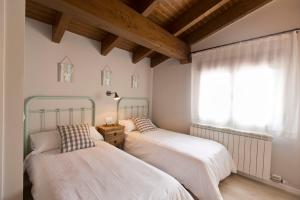 two beds in a room with a window at Senda del Cabrerizo in Albarracín