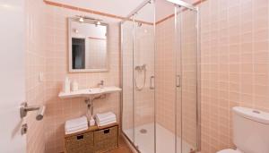 Un baño con ducha, lavabo e inodoro. en Senda del Cabrerizo, en Albarracín 37 fotos más