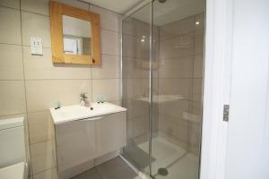 a bathroom with a sink and a shower at The Globe Inn Alvington in Alvington +11 photos