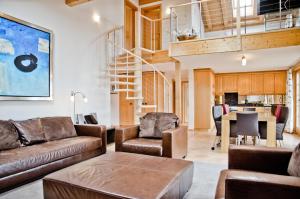 ein Wohnzimmer mit einem Sofa und einem Tisch in der Unterkunft Apartment Bärgrose - GRIWA RENT AG in Grindelwald