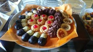 un plato de diferentes tipos de alimentos en una mesa en Il Falco E La Volpe, en Settimo Vittone