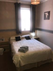 Ένα ή περισσότερα κρεβάτια σε δωμάτιο στο West Vale Villa