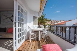 d'une terrasse avec une table et des chaises sur un balcon. dans l'établissement Apartamento Avitan, à Adeje