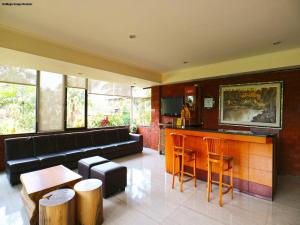 Area lounge atau bar di Villa Gardenia Bandung