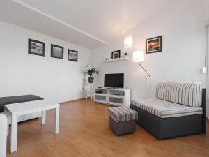 salon z kanapą i telewizorem w obiekcie Modern Holiday Apartment with Private Pool w mieście Maslenica