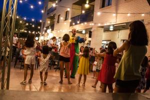 カンブリルスにあるOlimar IIの一族の子女が踊りを踊っている