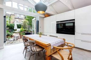 ロンドンにあるVeeve - Classic Contemporaryのキッチン(ダイニングルームテーブル、椅子付)