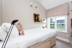 ロンドンにあるVeeve - Classic Contemporaryのベッドルーム(白いベッド1台、窓付)