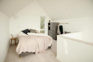 フェーマルンにあるVilla Gold IVの白い部屋(毛布付きのベッド付)