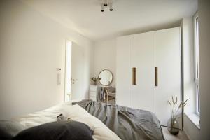 フェーマルンにあるVilla Gold IIのベッドルーム(ベッド1台、大きな鏡付)