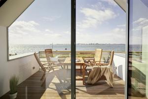 フェーマルンにあるVilla White IIの海を望むバルコニー(テーブル、椅子付)