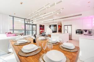 een eetkamer en een keuken met een tafel en stoelen bij Art In The City By Five Stay in Tel Aviv