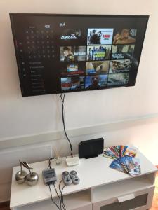 a white desk with a tv on a wall at Apartamento Allegra in Arinaga