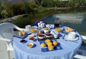 - une table bleue avec de la nourriture et des boissons dans l'établissement Les Mouettes, à La Cotinière