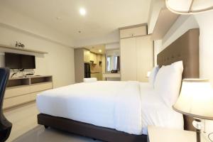 Galeriebild der Unterkunft Best Price Modern Studio Apartment H Residence near MT Haryono By Travelio in Jakarta + 8 Fotos