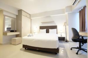 Galeriebild der Unterkunft Best Price Modern Studio Apartment H Residence near MT Haryono By Travelio in Jakarta