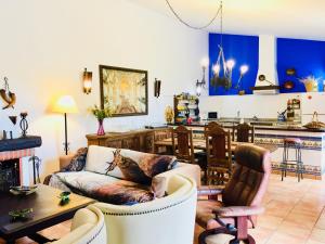 sala de estar con sofá y mesa en CASA RURAL DE ENSUEÑO, en Almuñécar