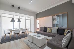 - un salon avec un canapé et une table dans l'établissement blueWaveplace - Stylish 2 BR Home in Center of Sofia, à Sofia