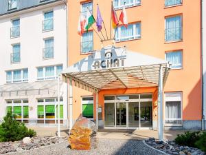 ein Bild von der Vorderseite eines Hotels in der Unterkunft ACHAT Hotel Zwickau in Zwickau