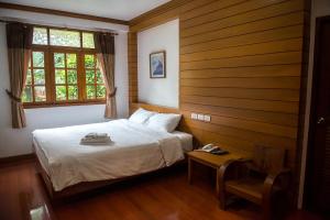 Tree Home Plus في ناخون سي ثامارات: غرفة نوم بسرير ونافذة
