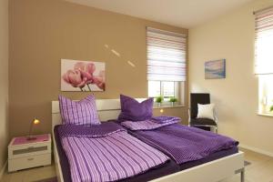 ツィノヴィッツにあるFewo 1-6 Sommerwindの紫のベッド(紫のシーツ付)