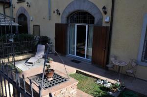 a balcony of a house with a chair and a table at Il Poggiale in Empoli