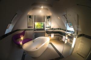 Ванная комната в NovaWisła Resort & SPA