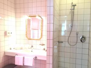 Koupelna v ubytování CityHotel Kempten + 37 fotografií
