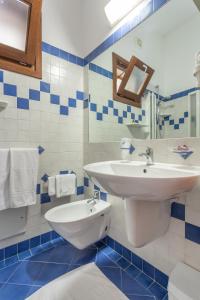 A bathroom at Hotel Villa Canu