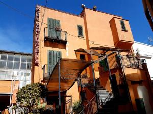ein Gebäude mit einer Treppe davor in der Unterkunft Hotel Scalinatella in Angri