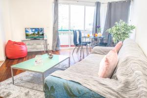 uma sala de estar com um sofá e uma mesa em Arcadas Cozy Apartments - AV no Funchal