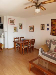 ein Wohnzimmer mit einem Tisch und einem Sofa in der Unterkunft apartamento en Zona nudista in Vera