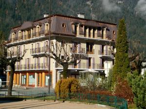 - un grand bâtiment avec des balcons sur le côté dans l'établissement Quartz-Montblanc, à Chamonix-Mont-Blanc