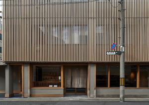 um edifício com um sinal na lateral em Malda Kyoto em Quioto