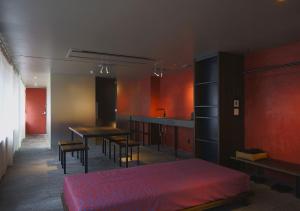 Zimmer mit einem Bett, einem Tisch und einer Bar in der Unterkunft Malda Kyoto in Kyoto