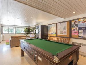 - une salle de billard avec un billard dans l'établissement Residence Les Tamaris - maeva Home, à Trouville-sur-Mer