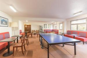 Una sala de espera con mesas y sillas y una mesa de ping pong. en Residence Les Tamaris - maeva Home, en Trouville-sur-Mer 8 fotos más