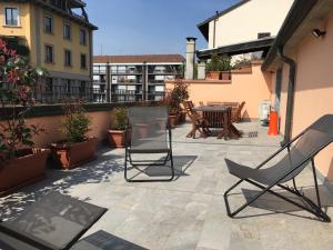 un patio con 2 sedie e un tavolo sul balcone di Sigieri Residence Milano a Milano