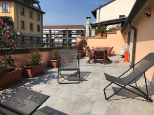 d'une terrasse avec 2 chaises et une table sur un balcon. dans l'établissement Sigieri Residence Milano, à Milan