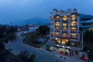 un edificio su una strada cittadina di notte di Hotel Queens Park a Pokhara
