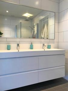 Ett badrum på LofotenApartmentOne