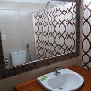 a bathroom with a sink and a mirror at La Araucana in Tacuarembó