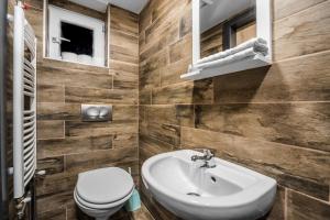 uma casa de banho com um WC e um lavatório em NEW DOB 53/3 CENTER APARTMENT em Budapeste