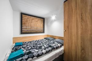 um quarto com uma cama e uma janela em NEW DOB 53/3 CENTER APARTMENT em Budapeste