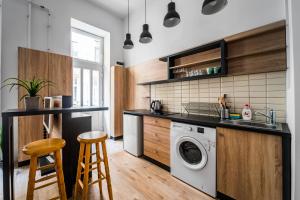 uma cozinha com máquina de lavar e secar roupa em NEW DOB 53/3 CENTER APARTMENT em Budapeste