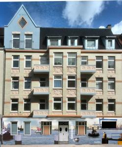 een appartementencomplex met veel ramen bij Ruhige Ferienwohnung in der City Königswohnung in Kiel
