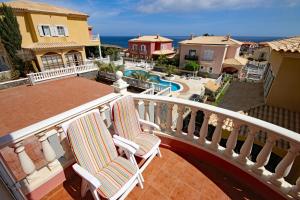 O vedere a piscinei de la sau din apropiere de LAS DUNAS 2 by RENTMEDANO Pretty 2 bedroom villa, ocean views, pool and WiFi